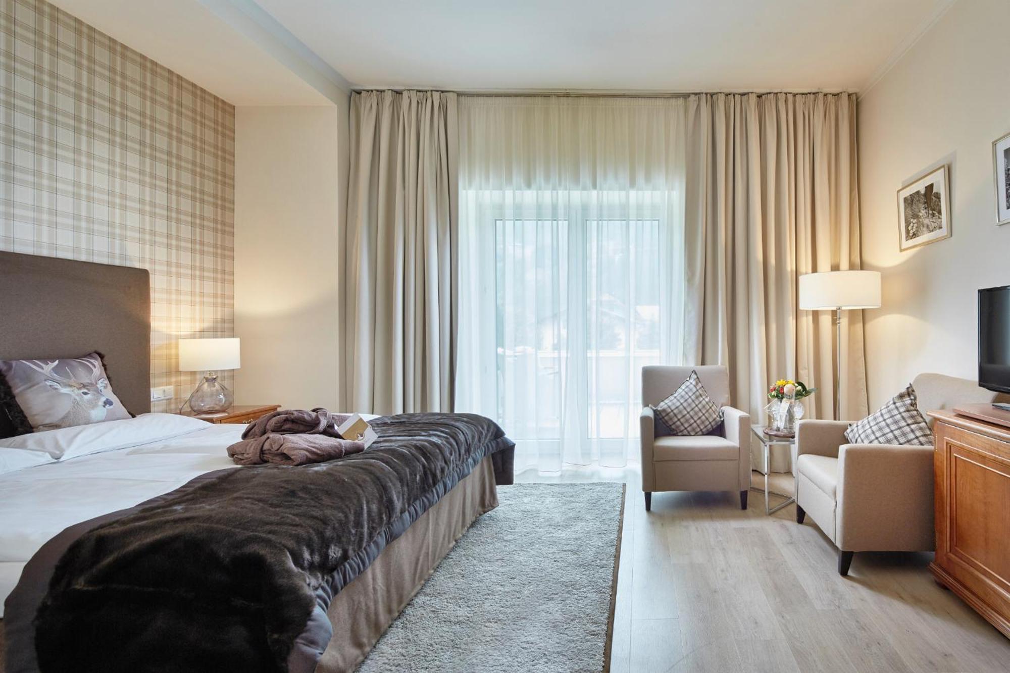 Standard Double Room with Balcony,713830270:JPEG